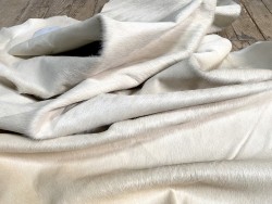 Demi-peau de vache en poil blanc - décoration - maroquinerie - accessoire - Cuir en stock