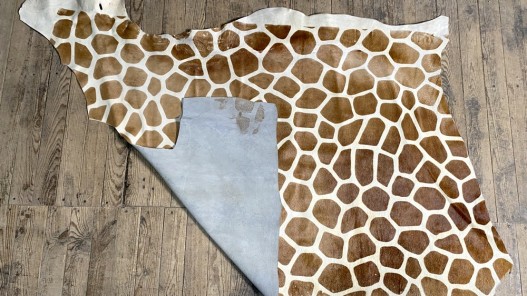 Demi-peau de vache en poil façon grain girafe - décoration - maroquinerie - accessoire - cuir en stock