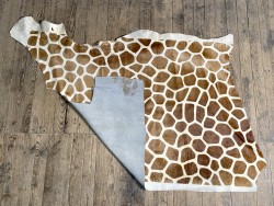 Demi-peau de vache en poil façon grain girafe - décoration - maroquinerie - accessoire - cuir en stock