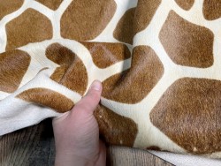 Demi-peau de vache en poil façon grain girafe - décoration - maroquinerie - accessoire - Cuir en Stock