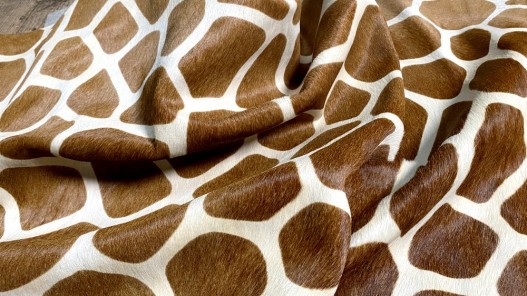 Demi-peau de vache en poil façon grain girafe - décoration - maroquinerie - accessoire - Cuir en stock