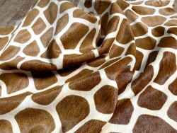 Demi-peau de vache en poil façon grain girafe - décoration - maroquinerie - accessoire - Cuir en stock