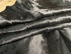 Demi-peau de vache en poil noir - décoration - maroquinerie - accessoire - Cuir en stock
