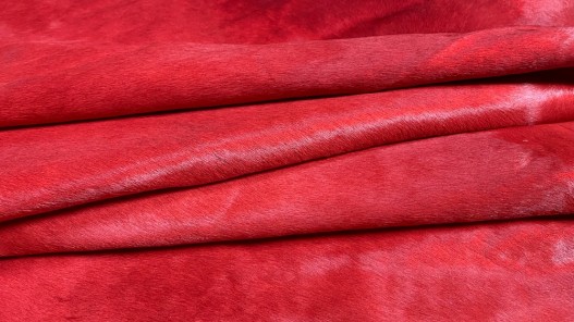 Demi-peau de vache en poil rouge - décoration - maroquinerie - accessoire - Cuir en stock