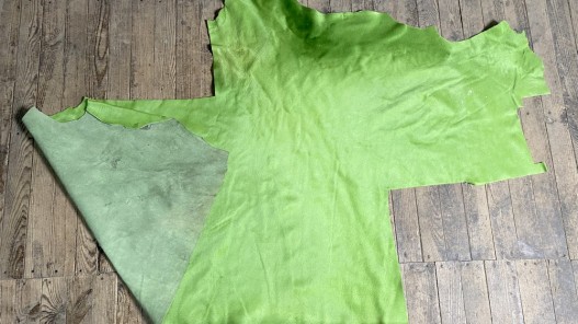 Demi-peau de vache en poil vert - décoration - maroquinerie - accessoire - cuir en stock