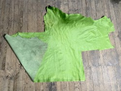 Demi-peau de vache en poil vert - décoration - maroquinerie - accessoire - cuir en stock