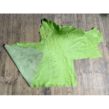 Demi-peau de vache en poil vert - décoration - maroquinerie - accessoire - cuir en stock