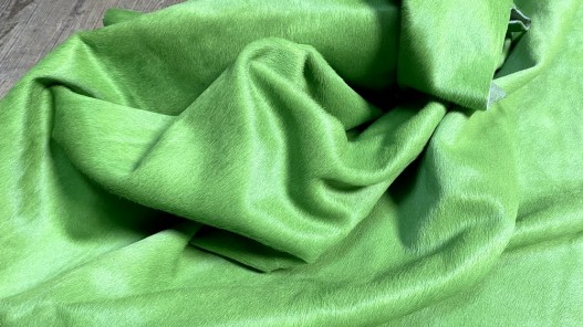 Demi-peau de vache en poil vert - décoration - maroquinerie - accessoire - cuirenstock