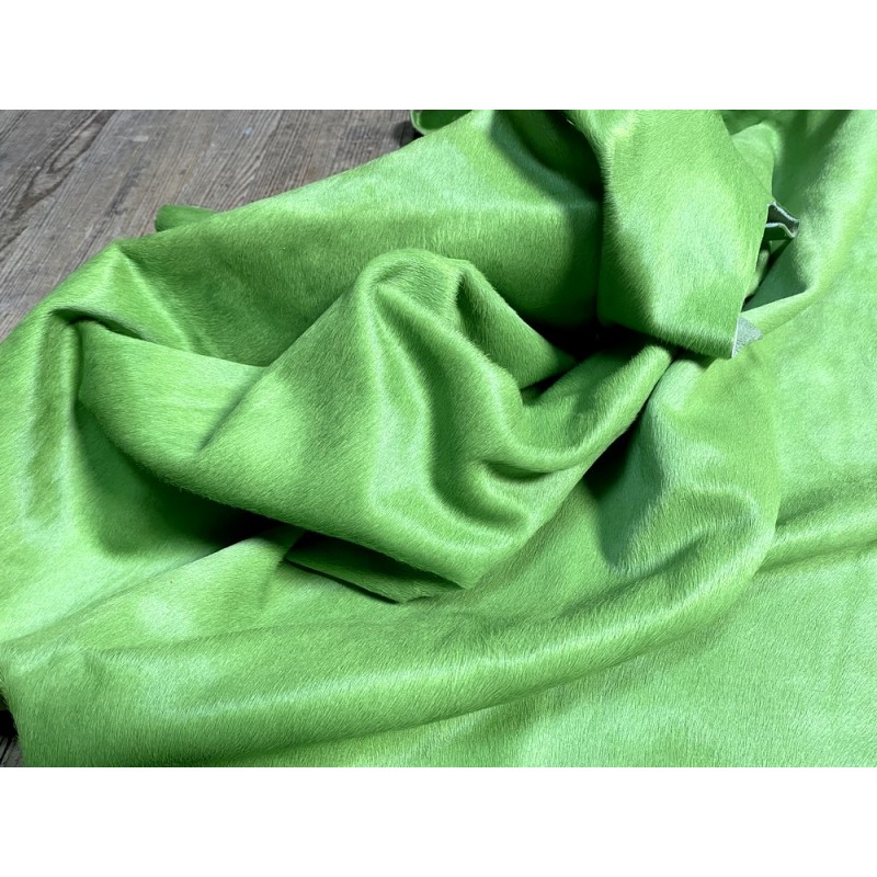 Demi-peau de vache en poil vert - décoration - maroquinerie - accessoire - cuirenstock