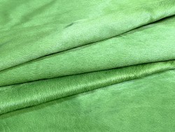 Demi-peau de vache en poil vert - décoration - maroquinerie - accessoire - Cuir en Stock