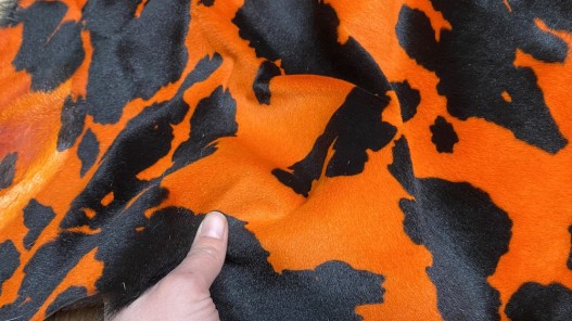 Peau de mouton lainé façon camouflage orange - cuir en stock