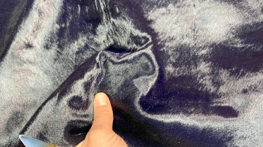 Demi-peau de vache en poil bleu nuit - décoration - maroquinerie - accessoire - cuir en stock