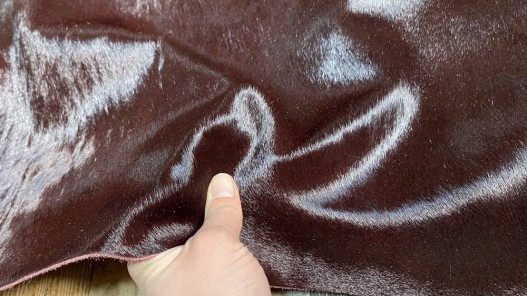 Demi-peau de vache en poil bordeaux - décoration - maroquinerie - accessoire - cuir en stock