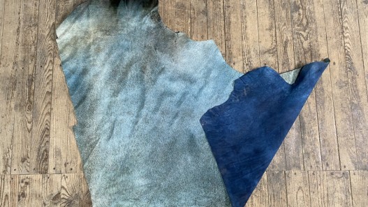 Demi-peau de vache en poil bleu ciel - décoration - maroquinerie - accessoire - Cuirenstock