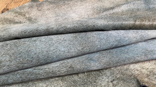 Demi-peau de vache en poil bleu ciel - décoration - maroquinerie - accessoire - cuirenstock