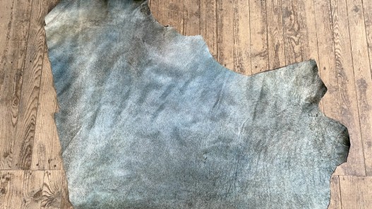 Demi-peau de vache en poil bleu ciel - décoration - maroquinerie - accessoire - Cuir en stock