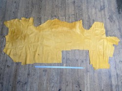 Demi-peau de vache en poil jaune - décoration - maroquinerie - accessoire - Cuir en stock