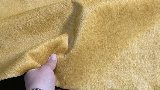 Demi-peau de vache en poil jaune - décoration - maroquinerie - accessoire - cuir en stock