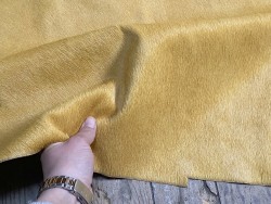 Demi-peau de vache en poil jaune - décoration - maroquinerie - accessoire - cuir en stock
