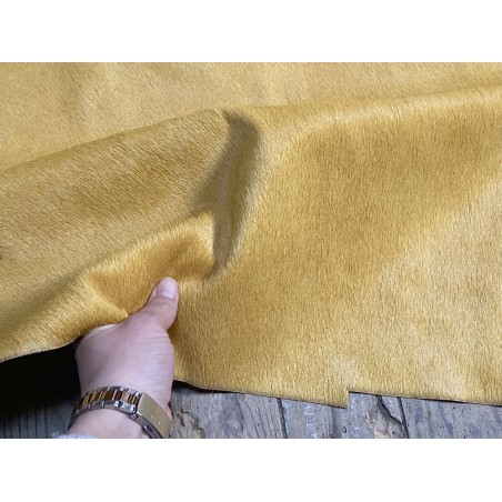 Demi-peau de vache en poil jaune - décoration - maroquinerie - accessoire - cuir en stock