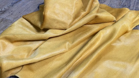 Demi-peau de vache en poil jaune - décoration - maroquinerie - accessoire - Cuir en Stock