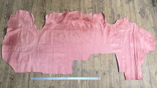 Demi-peau de vache en poil rose - décoration - maroquinerie - accessoire - Cuir en stock