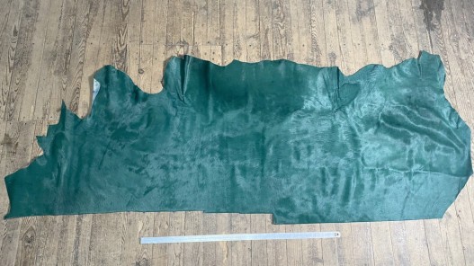 Demi-peau de vache en poil vert émeraude - décoration - maroquinerie - accessoire - Cuir en stock