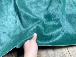 Demi-peau de vache en poil vert émeraude - décoration - maroquinerie - accessoire - cuir en stock