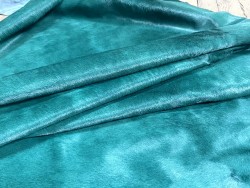 Demi-peau de vache en poil vert émeraude - décoration - maroquinerie - accessoire - cuirenstock