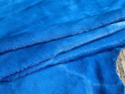 Demi-peau de vache en poil bleu cyan - décoration - maroquinerie - accessoire - Cuirenstock