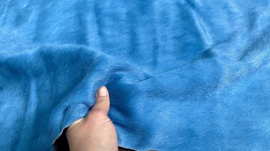 Demi-peau de vache en poil bleu cyan - décoration - maroquinerie - accessoire - cuir en stock