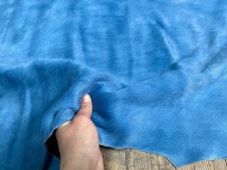 Demi-peau de vache en poil bleu cyan - décoration - maroquinerie - accessoire - cuir en stock