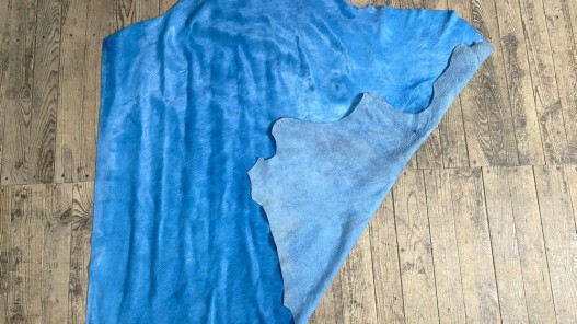 Demi-peau de vache en poil bleu cyan - décoration - maroquinerie - accessoire - cuirenstock