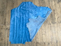 Demi-peau de vache en poil bleu cyan - décoration - maroquinerie - accessoire - cuirenstock