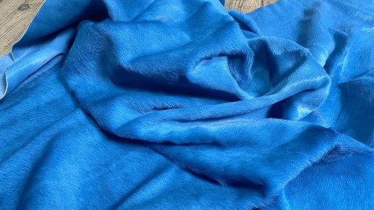 Demi-peau de vache en poil bleu cyan - décoration - maroquinerie - accessoire - Cuir en Stock