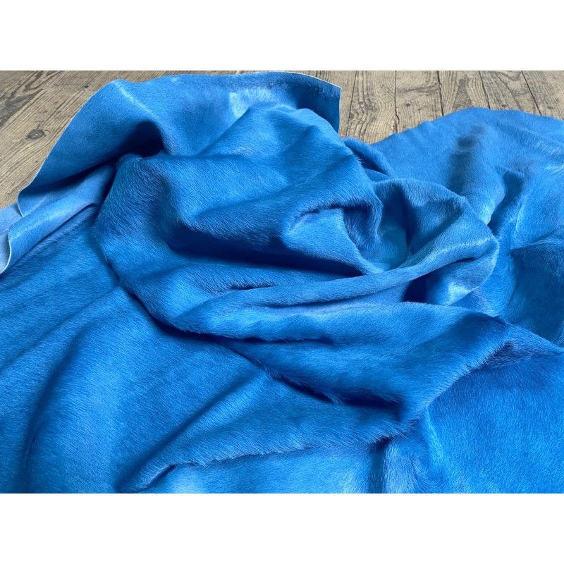 Demi-peau de vache en poil bleu cyan - décoration - maroquinerie - accessoire - Cuir en Stock
