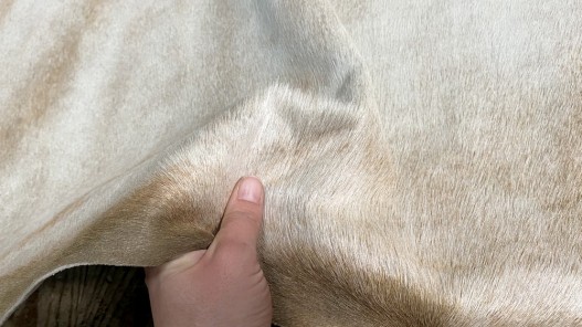Demi-peau de vache en poil naturel - décoration - maroquinerie - accessoire - cuir en stock