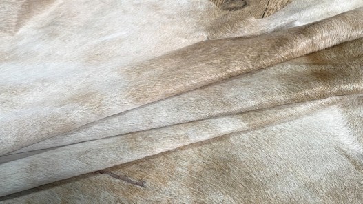 Demi-peau de vache en poil naturel - décoration - maroquinerie - accessoire - cuirenstock