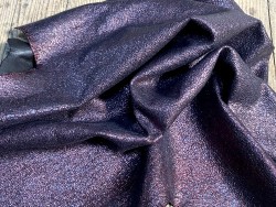 Peau de cuir de chèvre noire métallisée craquelé bordeaux - Cuir en Stock