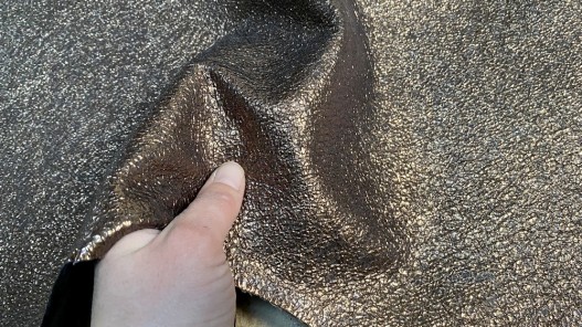 Peau de cuir de chèvre noire métallisée craquelé bronze - Cuir en stock