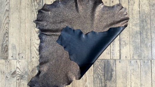 Peau de cuir de chèvre noire métallisée craquelé bronze - cuir en stock
