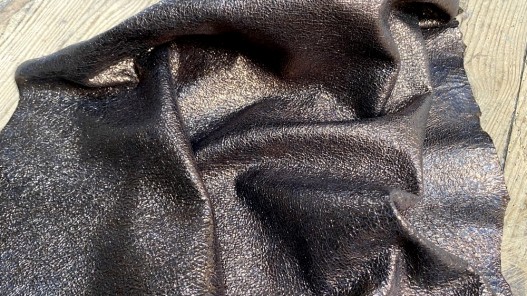 Peau de cuir de chèvre noire métallisée craquelé bronze - Cuir en Stock