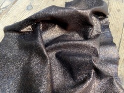 Peau de cuir de chèvre noire métallisée craquelé bronze - Cuir en Stock