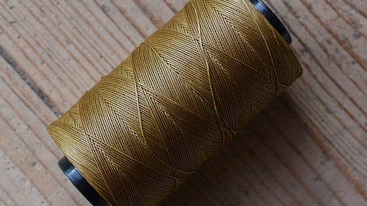 Bobine fil poissé 0.6 mm polyester marron tabac couture cuir main Cuirenstock