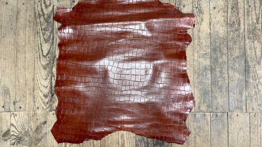 Peau de cuir de chèvre façon grain crocodile brun rouge maroquinerie Cuir en Stock