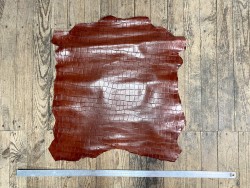 Peau de cuir de chèvre façon grain crocodile brun rouge maroquinerie Cuir en Stock
