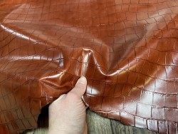 Peau de cuir de chèvre façon grain crocodile brun rouge maroquinerie Cuir en stock