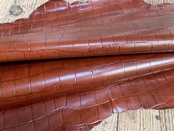 Peau de cuir de chèvre façon grain crocodile brun rouge maroquinerie cuir en stock