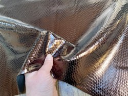 Peau de cuir de chèvre métallisé effet serpent bronze - maroquinerie - Cuir en stock