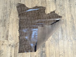Morceau de cuir de veau pullup brun taupe nuancé - maroquinerie - cuir en stock